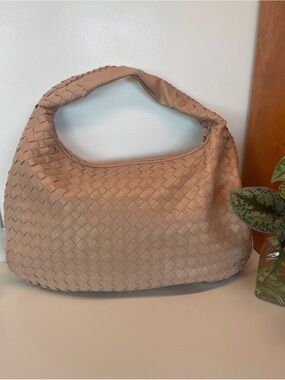 Urban Expressions Woven Shoulder Bag in Taupe